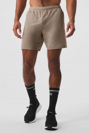 Alo Yoga 7" Conquer React Performance Miesten Shortsit Gravel | Suomi 7325-MAKER