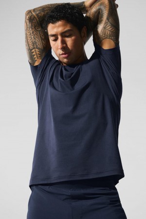 Alo Yoga Conquer Reform Crewneck Miesten Short Sleeve Laivastonsininen | Suomi 8406-IPWFG