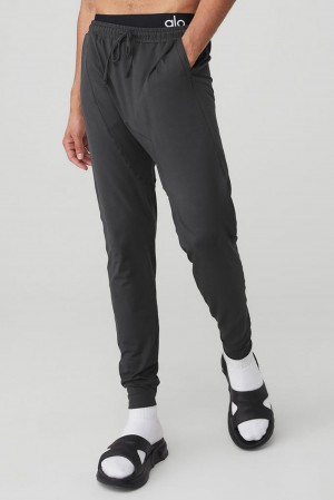 Alo Yoga Conquer Revitalize Miesten Housut Anthracite | Suomi 1786-JABWP