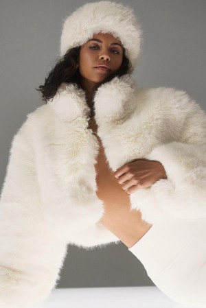 Alo Yoga Opulent Faux Fur Cropped Naisten Takit Ivory | Suomi 6190-DWMQK