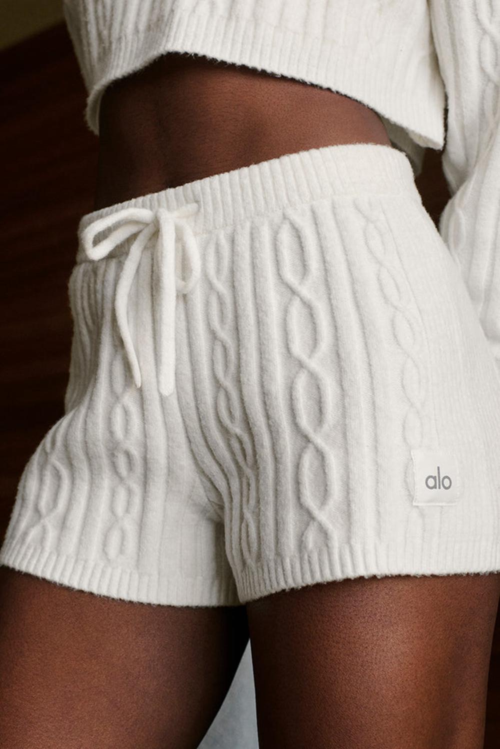 Alo Yoga Cable Knit Winter Bliss Naisten Shortsit Ivory | Suomi  1395-GSNBP