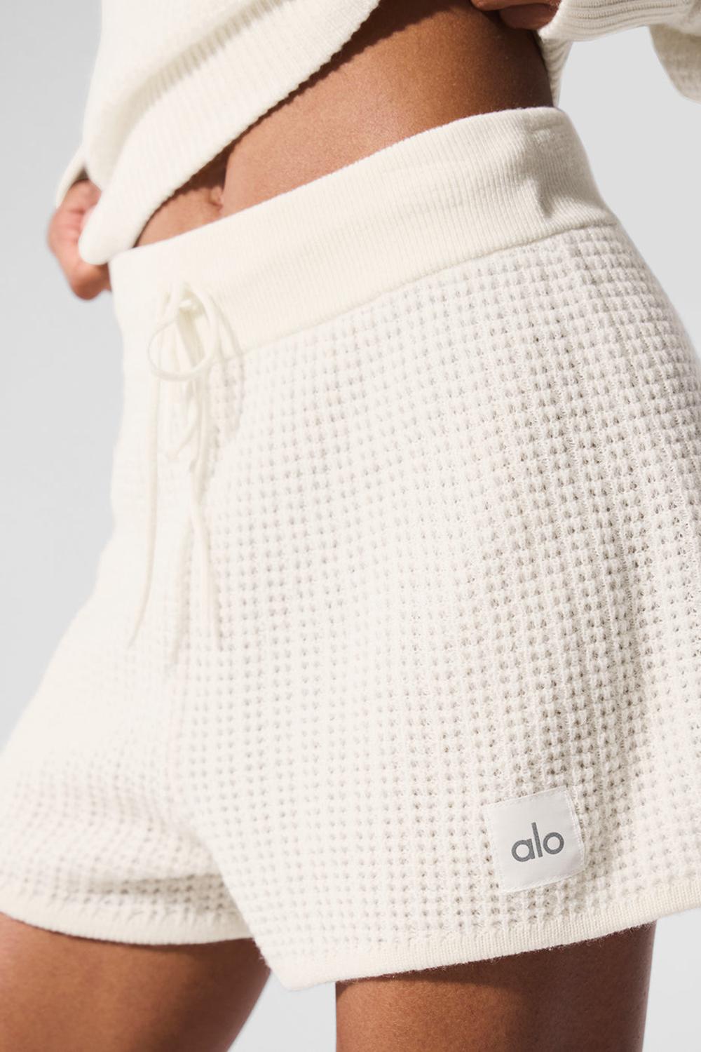 Alo Yoga Cashmere High-Waist Plush Waffle Naisten Shortsit Ivory | Suomi  7892-REMUW