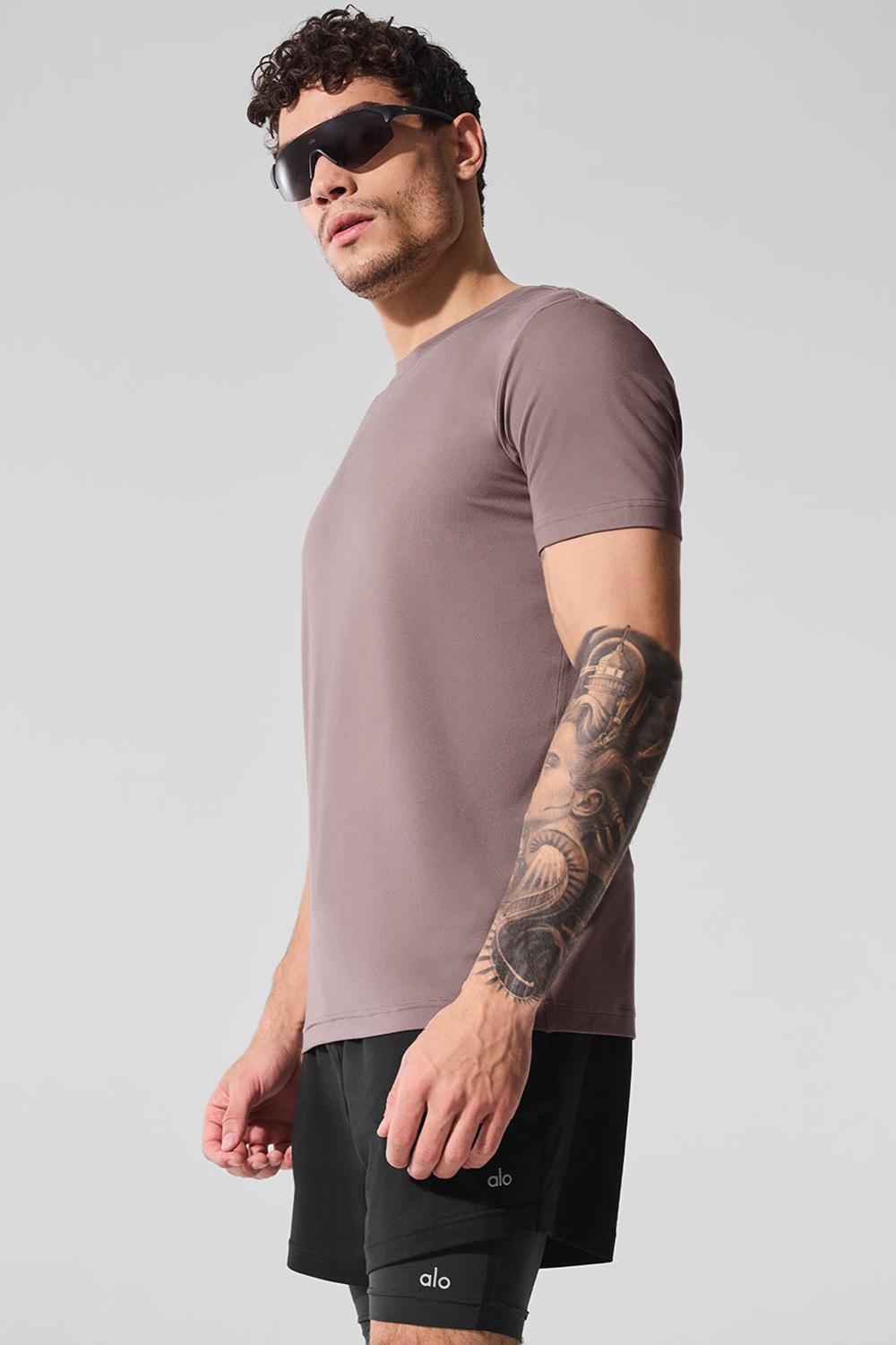 Alo Yoga Conquer Reform Crewneck Miesten Short Sleeve Mushroom | Suomi  9835-ZTPVQ