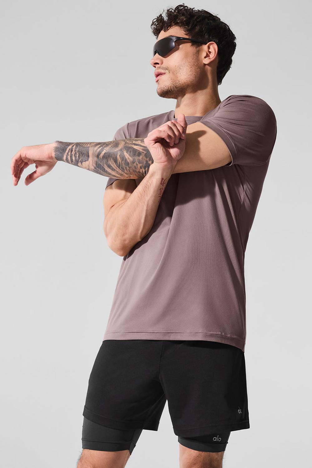 Alo Yoga Conquer Reform Crewneck Miesten Short Sleeve Mushroom | Suomi  9835-ZTPVQ