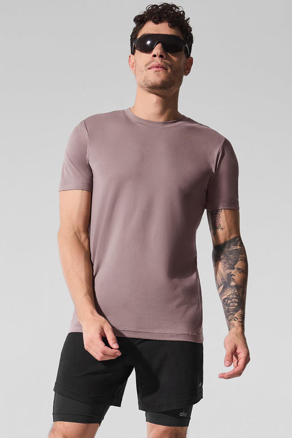 Alo Yoga Conquer Reform Crewneck Miesten Short Sleeve Mushroom | Suomi  9835-ZTPVQ