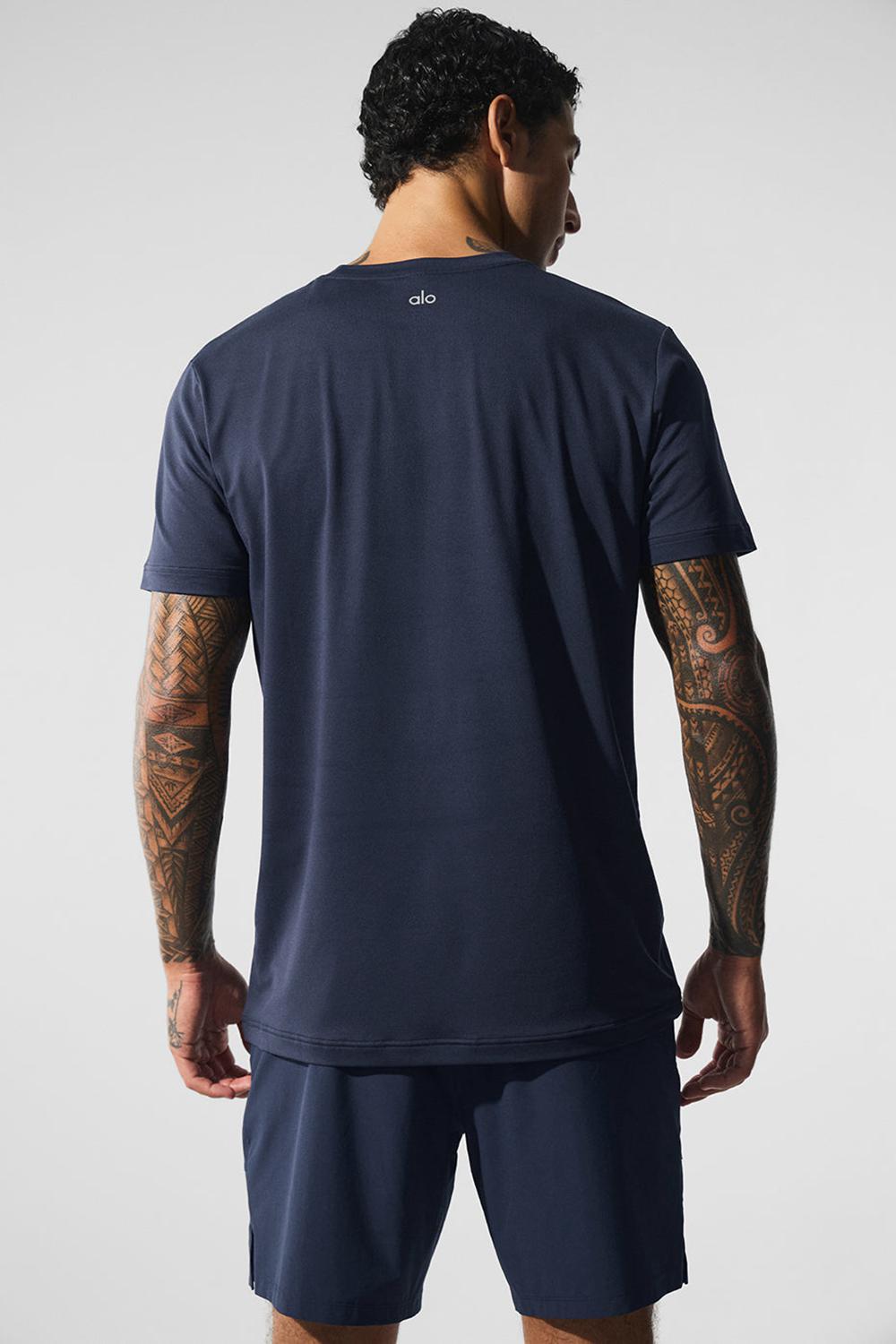 Alo Yoga Conquer Reform Crewneck Miesten Short Sleeve Laivastonsininen | Suomi  8406-IPWFG