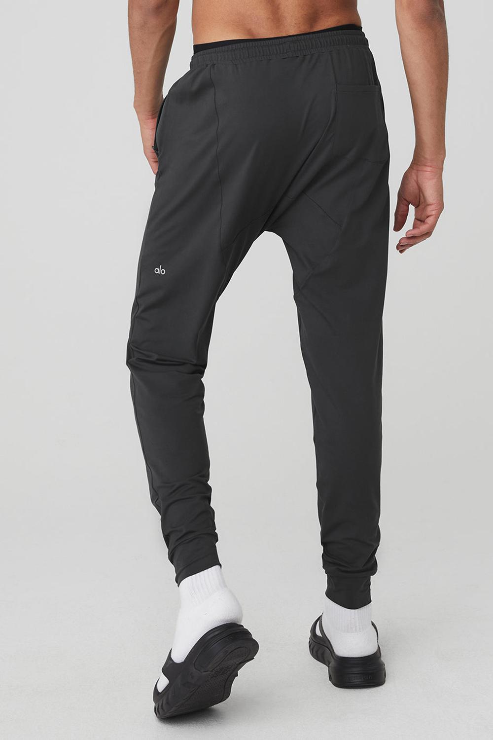 Alo Yoga Conquer Revitalize Miesten Housut Anthracite | Suomi  1786-JABWP