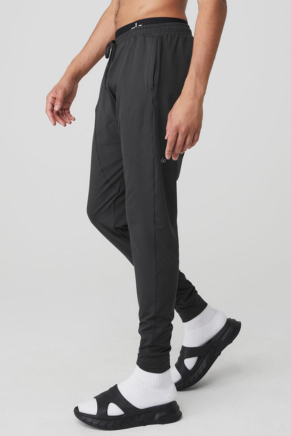 Alo Yoga Conquer Revitalize Miesten Housut Anthracite | Suomi  1786-JABWP