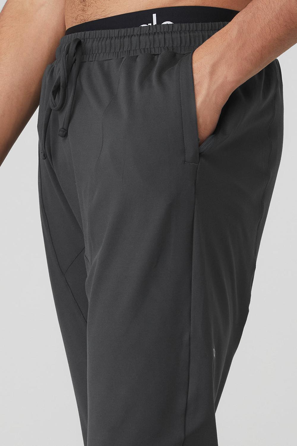 Alo Yoga Conquer Revitalize Miesten Housut Anthracite | Suomi  1786-JABWP
