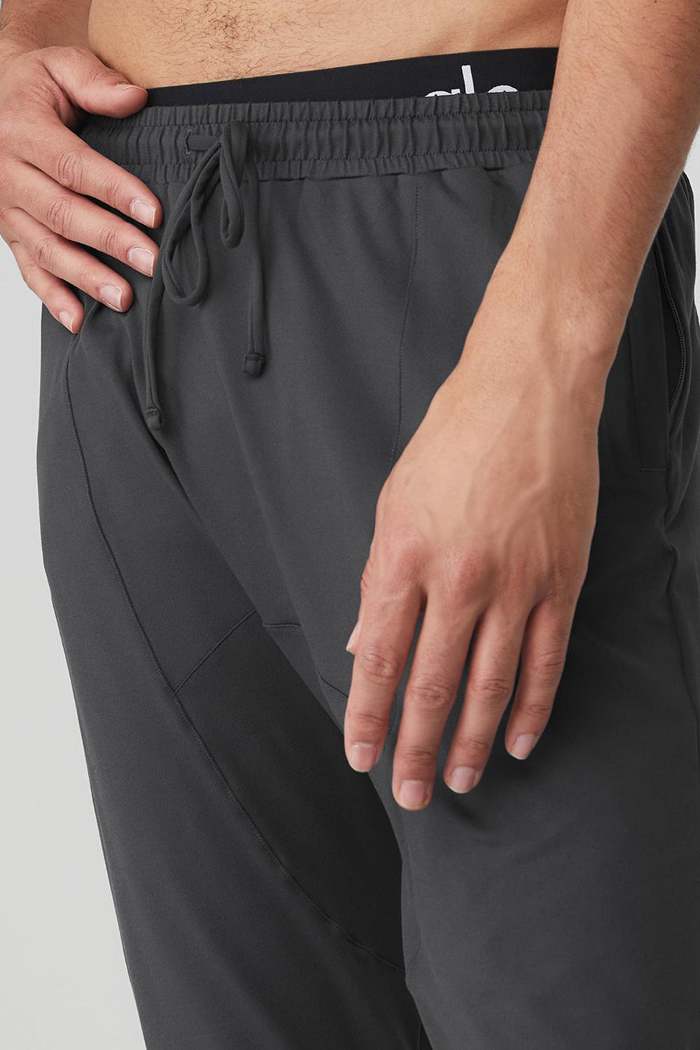 Alo Yoga Conquer Revitalize Miesten Housut Anthracite | Suomi  1786-JABWP