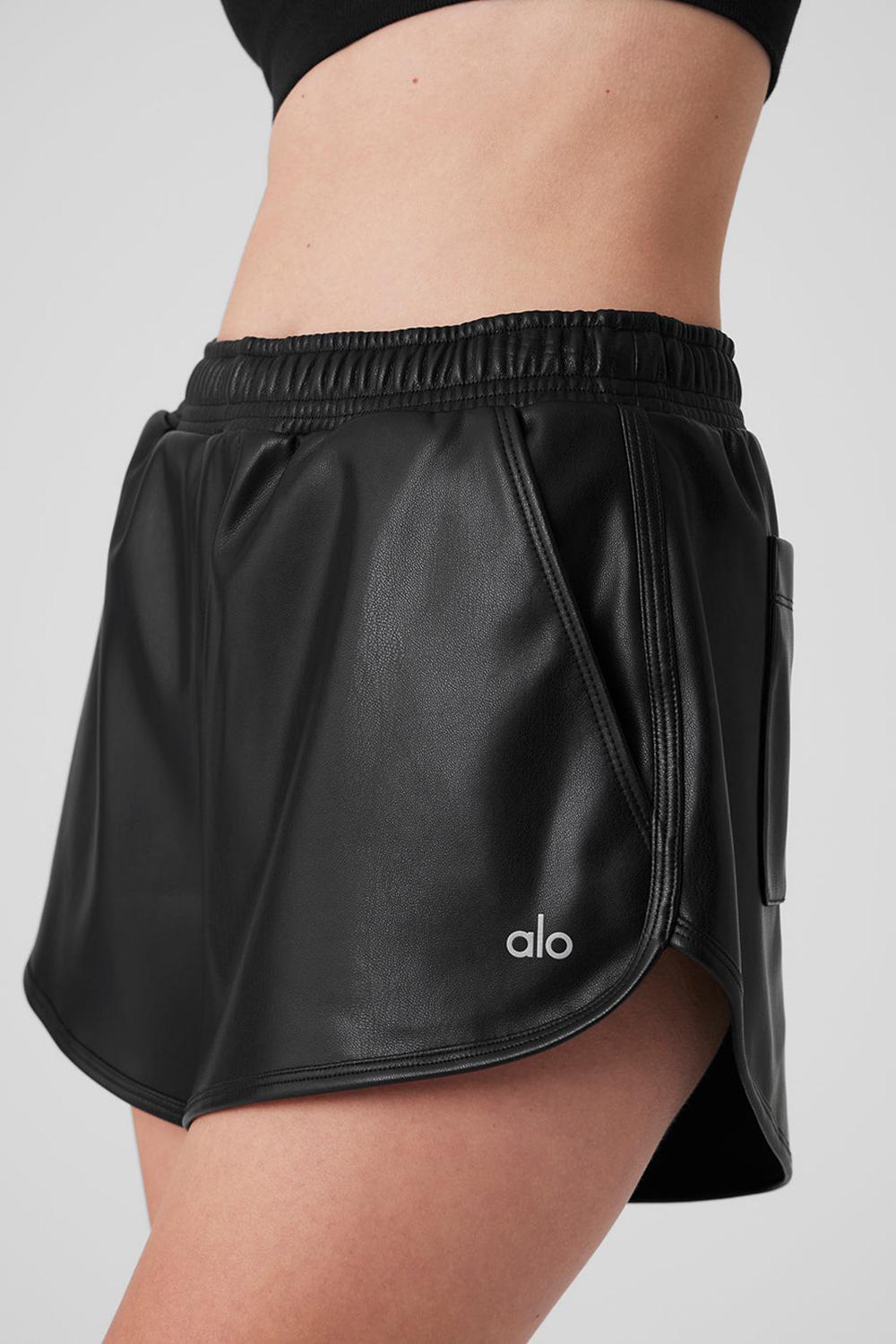 Alo Yoga Faux Leather Power Hour Naisten Shortsit Mustat | Suomi  9063-JTWHE