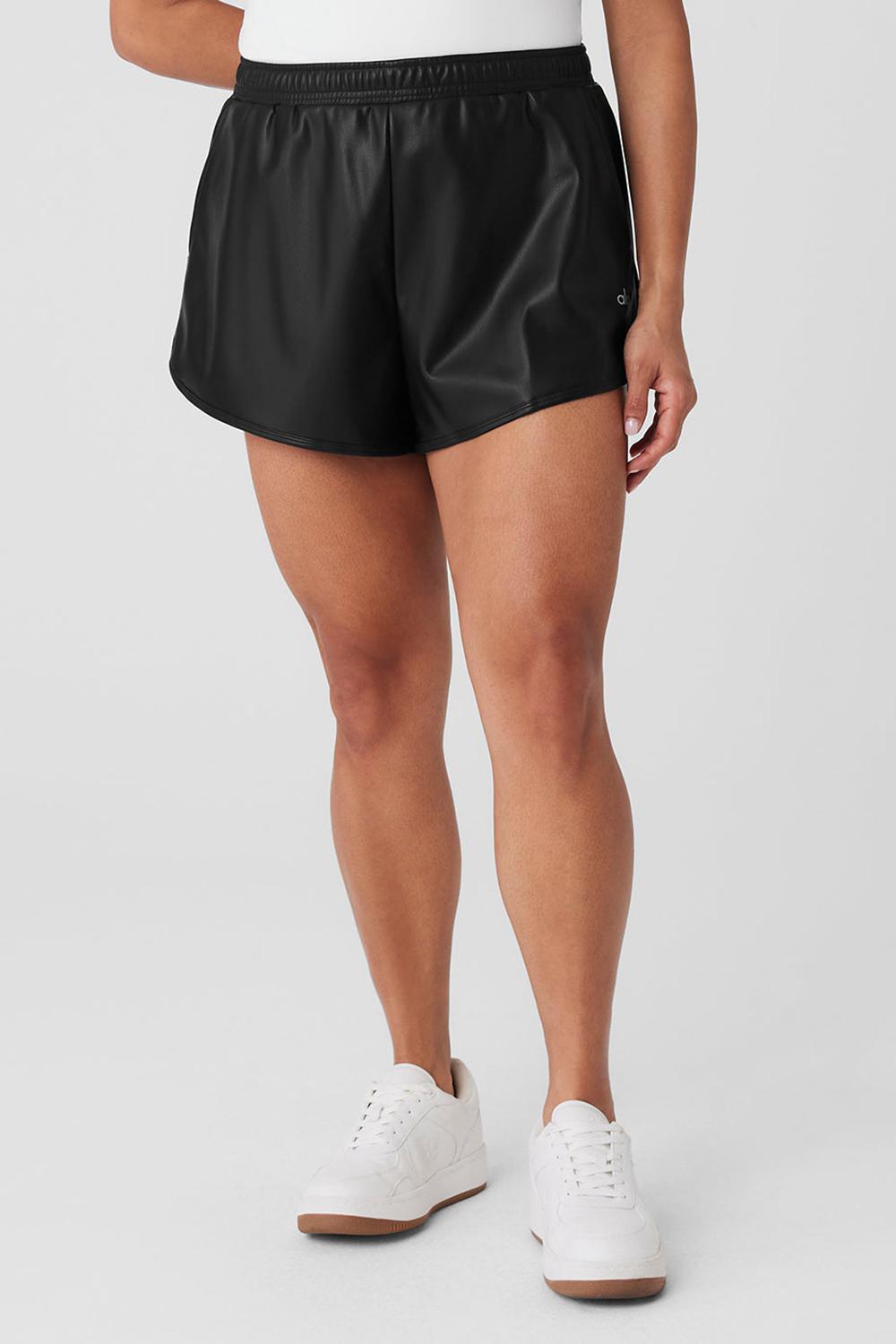 Alo Yoga Faux Leather Power Hour Naisten Shortsit Mustat | Suomi  9063-JTWHE