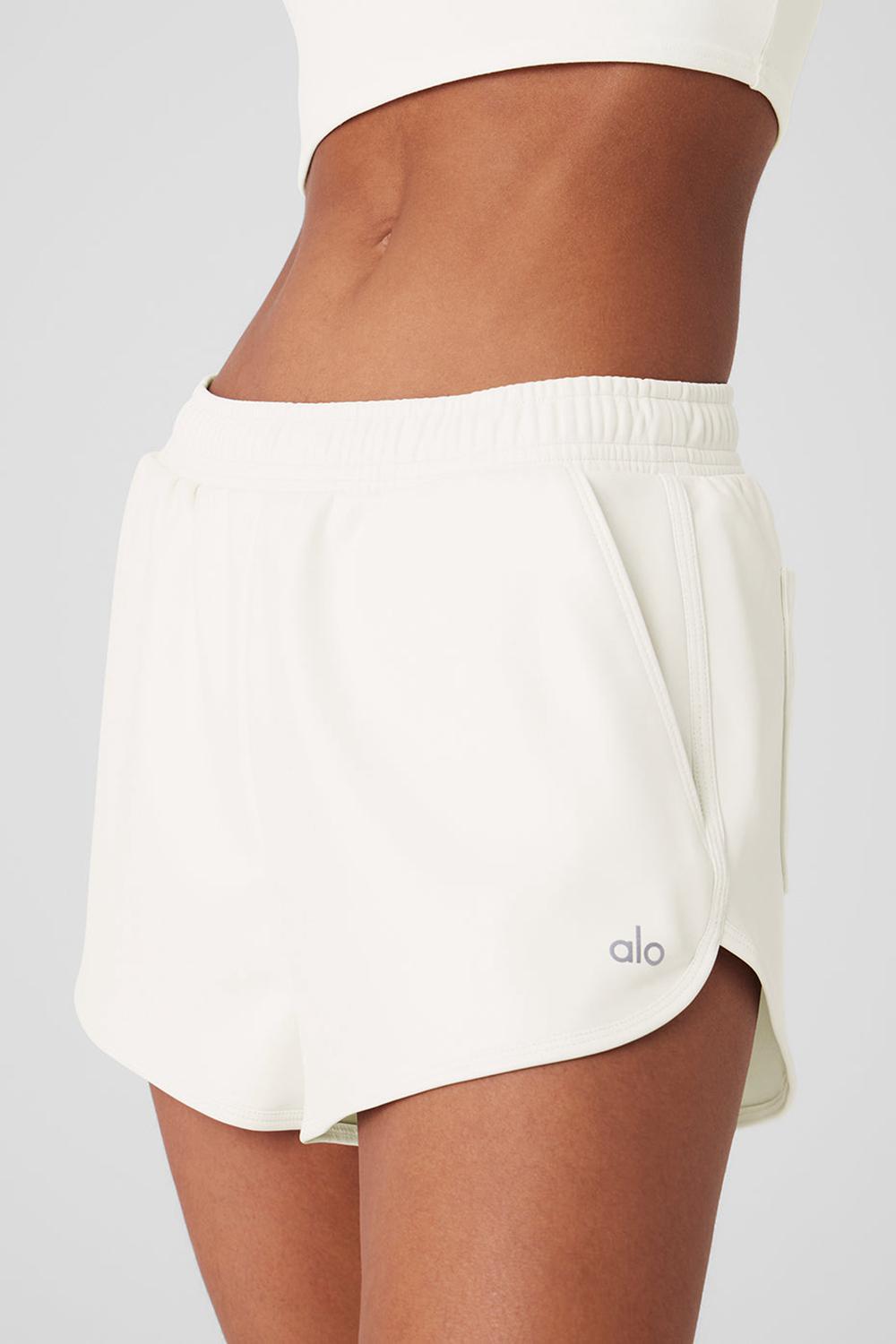 Alo Yoga Faux Leather Power Hour Naisten Shortsit Ivory | Suomi  1260-IUPAF