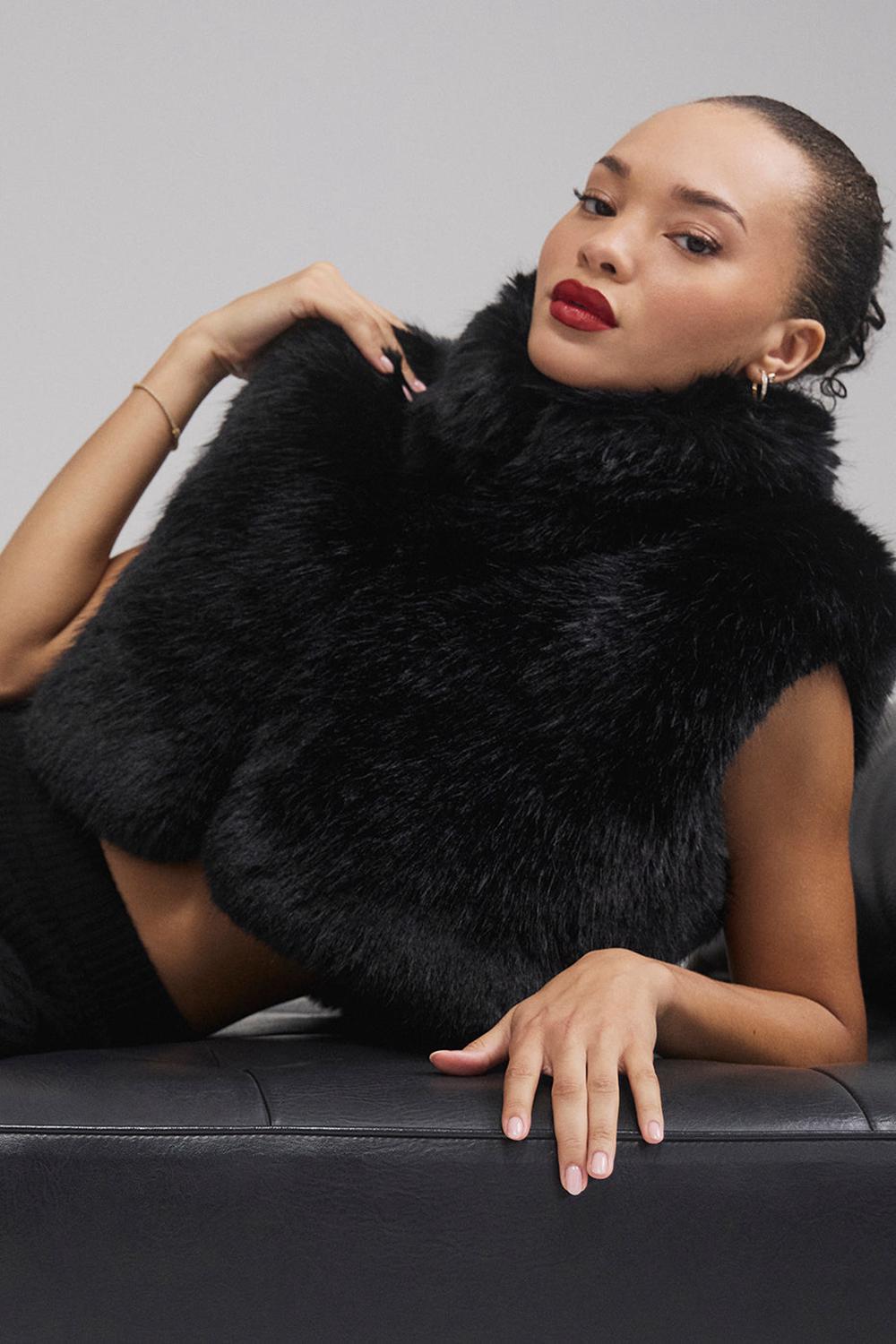 Alo Yoga Opulent Faux Fur Cropped Naisten Liivi Mustat | Suomi  9863-TQWNI