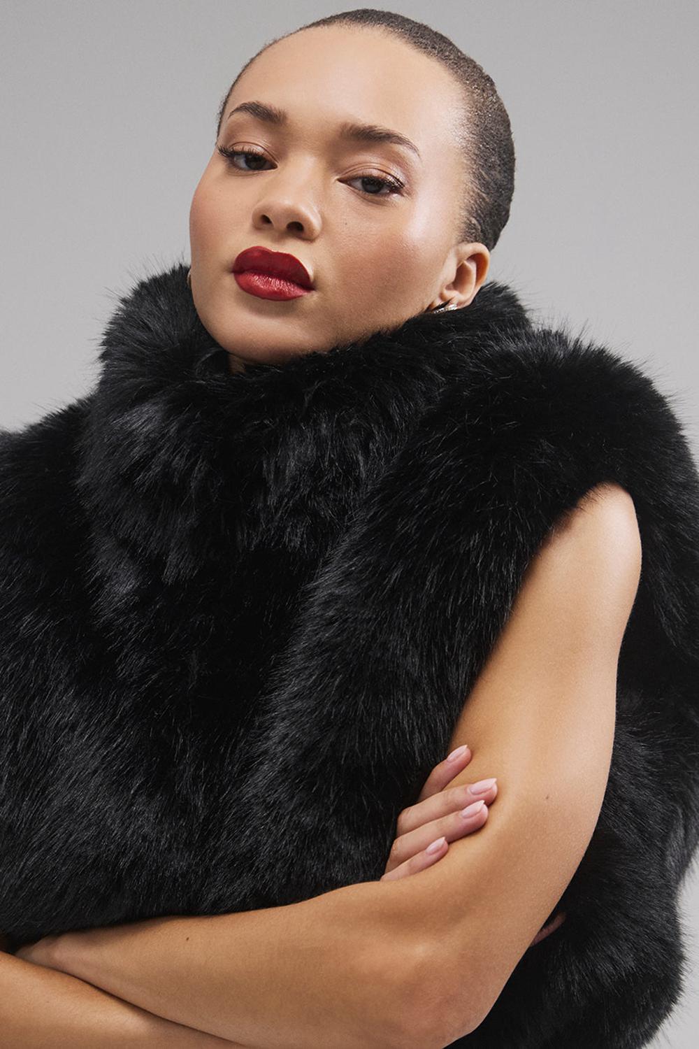 Alo Yoga Opulent Faux Fur Cropped Naisten Liivi Mustat | Suomi  9863-TQWNI