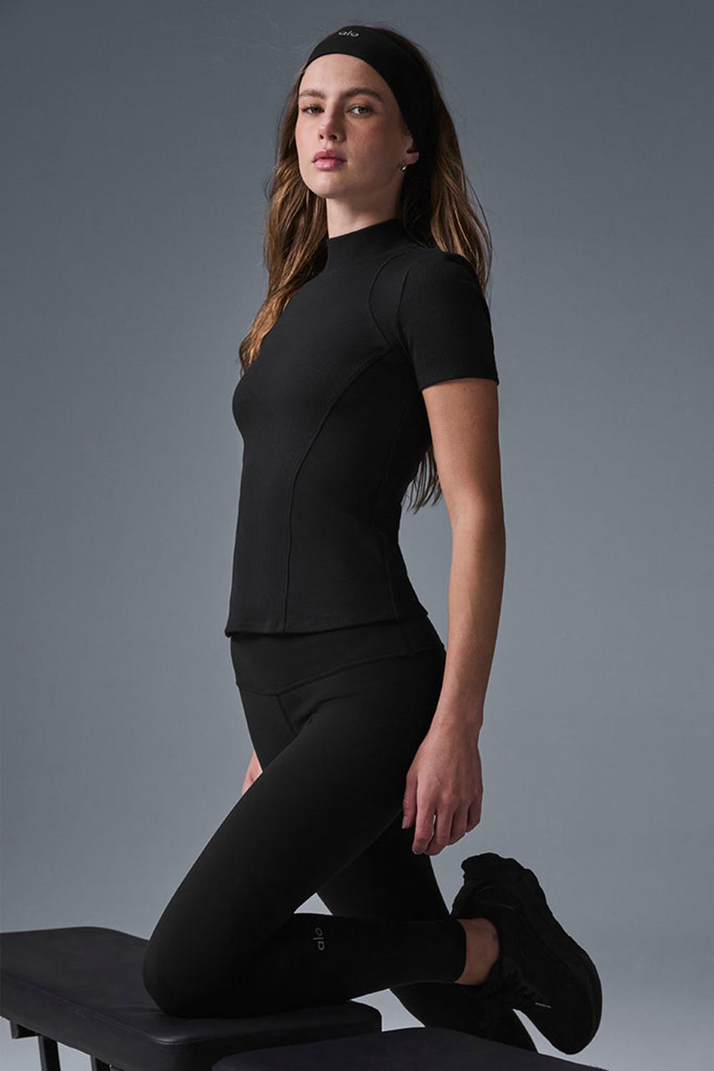Alo Yoga Ribbed Mesmerize Naisten Short Sleeve Mustat | Suomi  0863-XLOTY