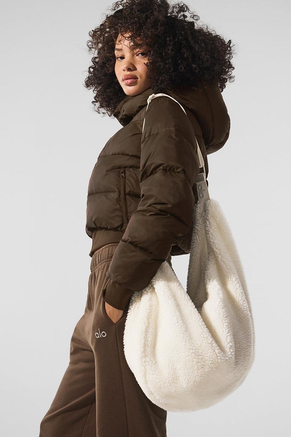 Alo Yoga Sherpa Om The Go Miesten Sling Laukku Ivory | Suomi  6245-TUNKO