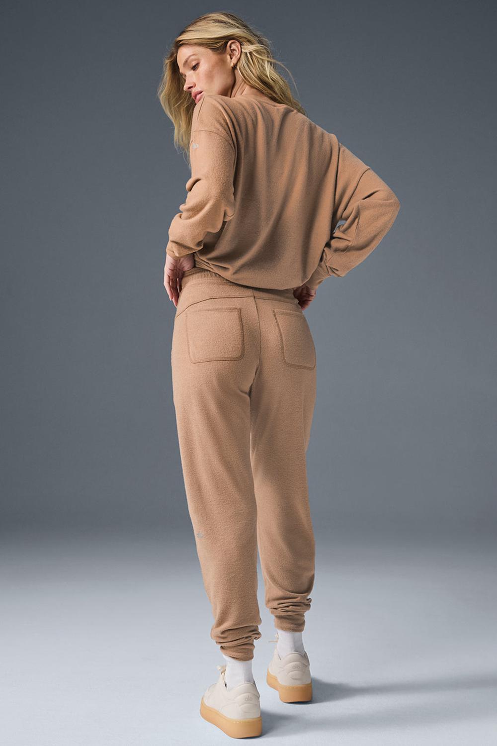 Alo Yoga Soho Naisten Collegehousut Toasted Almond | Suomi  8421-JHGUK