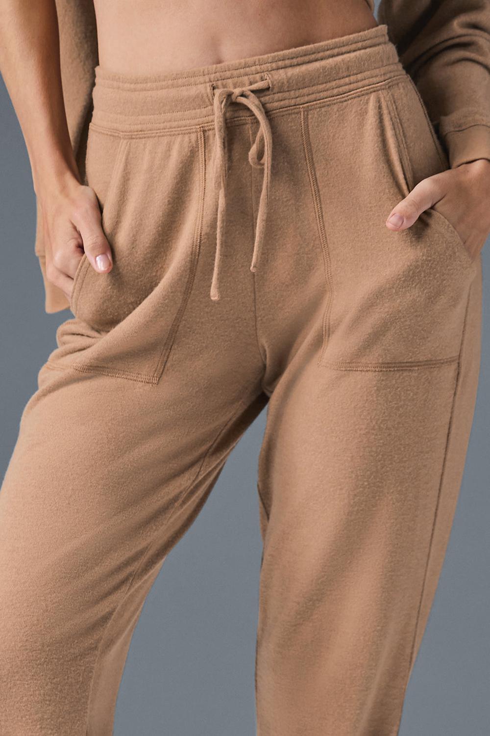Alo Yoga Soho Naisten Collegehousut Toasted Almond | Suomi  8421-JHGUK